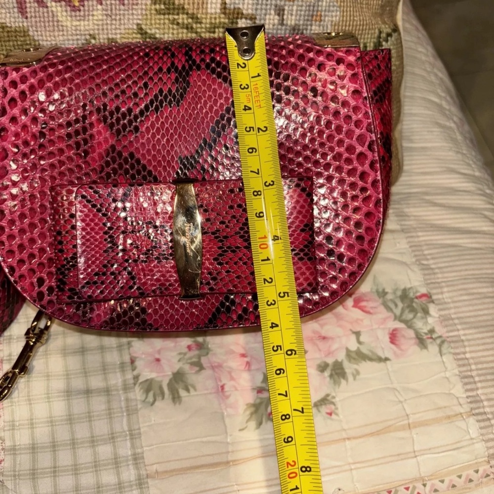 Ferragamo gorgeous skin bag in pristine condition - Picture 10 of 11